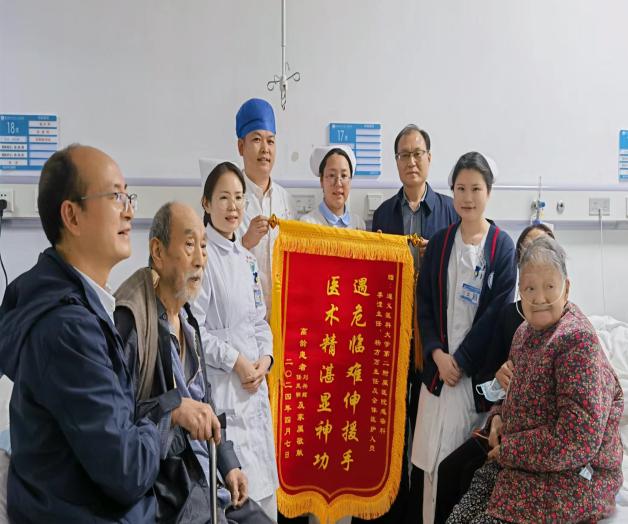 一群人正在聊天
描述已自动生成